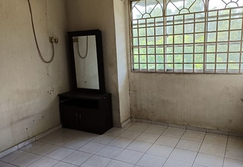 Pangsapuri Orkid, Subang Bestari U5 Shah Alam 4th floor walk up vacant ready now non bumi