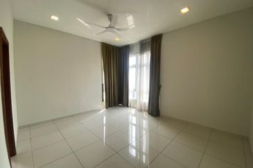 Royal Regent Sri Putramas III