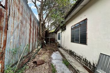 1 Sty SemiD , Taman MGM, Bachang (Nearby SJK(C) Yu Hwa)