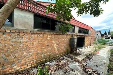 1 Sty SemiD , Taman MGM, Bachang (Nearby SJK(C) Yu Hwa)