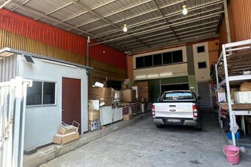 Penampang Warehouse | Mogoputi Industrial Park | Phase 2 | 1 1/2 Storey Inter Terrace Factory | For Sale