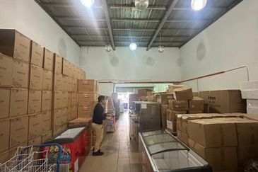 Penampang Warehouse | Mogoputi Industrial Park | Phase 2 | 1 1/2 Storey Inter Terrace Factory | For Sale