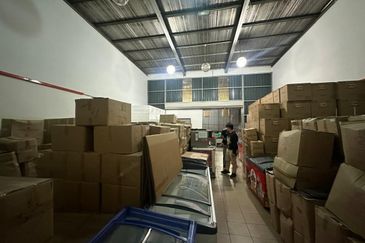 Penampang Warehouse | Mogoputi Industrial Park | Phase 2 | 1 1/2 Storey Inter Terrace Factory | For Sale