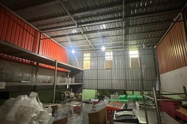 Penampang Warehouse | Mogoputi Industrial Park | Phase 2 | 1 1/2 Storey Inter Terrace Factory | For Sale