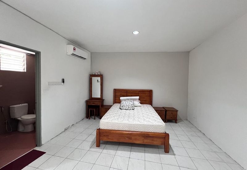 Taman Pertama, Penampang