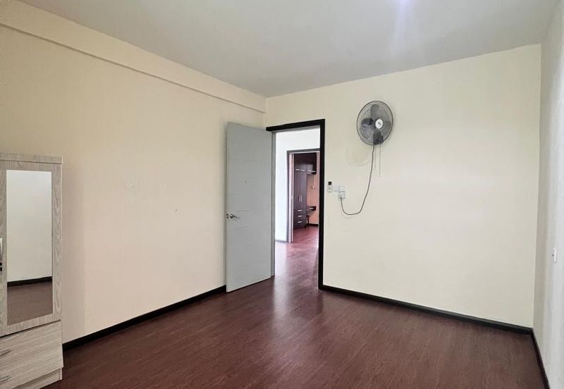 Taman Pertama, Penampang