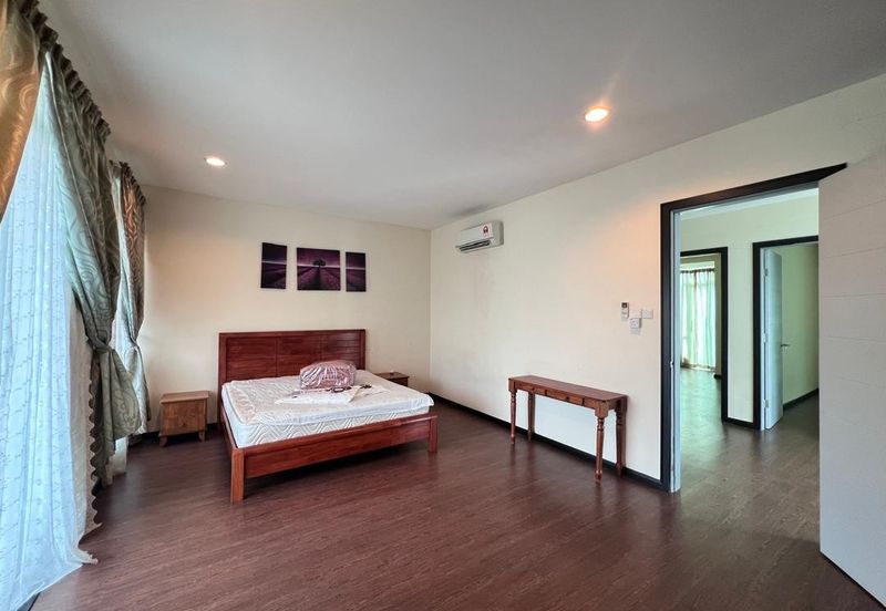 Taman Pertama, Penampang