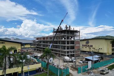 B5 Kolombong 4-Storey Intermediate Shop Lot | New Project | Prime Location | For Sale