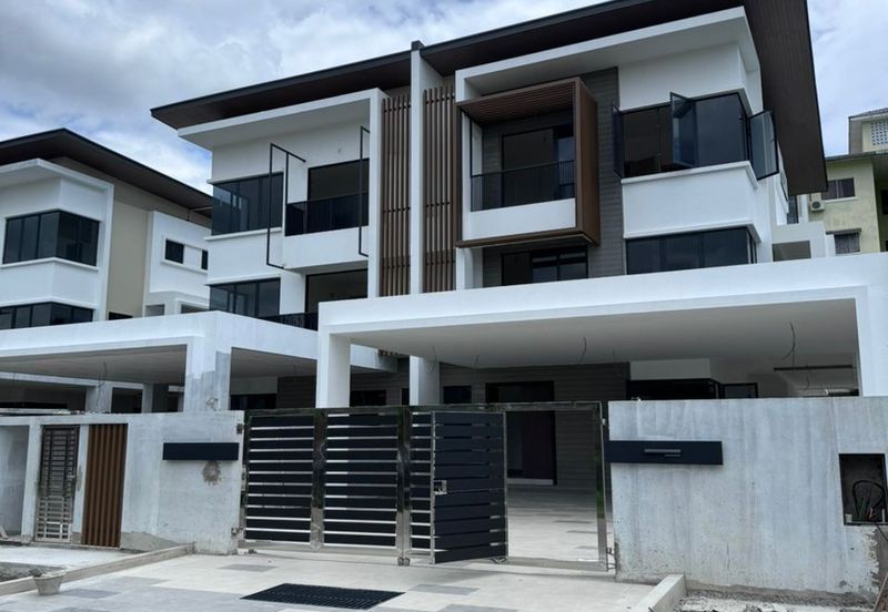 Taman Lifo Kolombog | 3 Storey Semi Detached