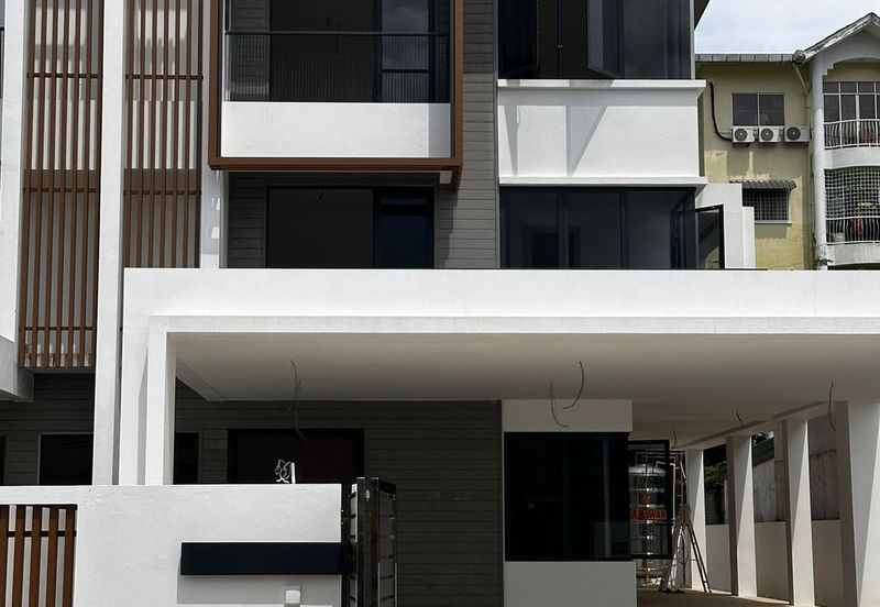 Taman Lifo Kolombog | 3 Storey Semi Detached