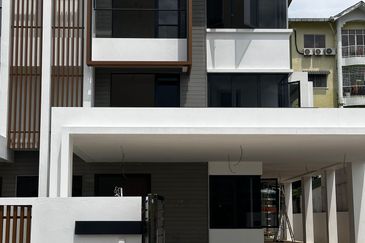 Taman Lifo Kolombog | 3 Storey Semi Detached