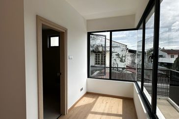 Taman Lifo Kolombog | 3 Storey Semi Detached