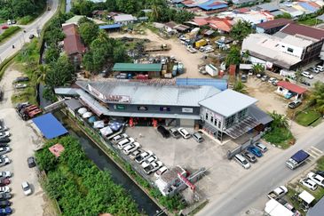 Kolombong Warehouse | 2 Storey Light Industrial | NT Land | Flood Free |  
