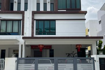 Partly Renovated 3 Storey Semi D For Sale, Setia Utama 1 Setia Alam