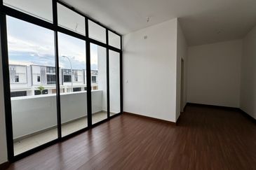 Setia Indah 9, Setia Alam