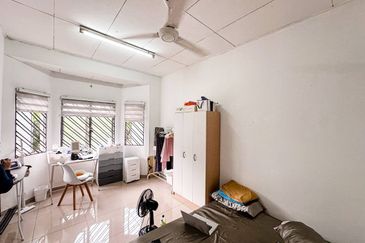 Jalan Akuamarin 7/21