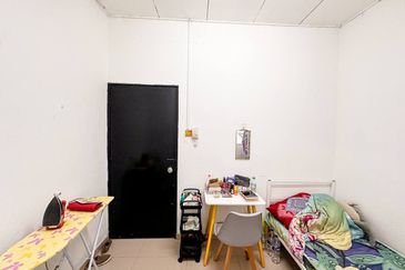 Jalan Akuamarin 7/21