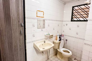 Jalan Akuamarin 7/21