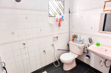 Jalan Akuamarin 7/21