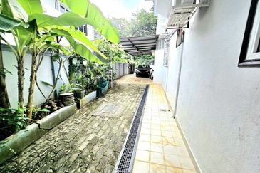 Jalan Kolam Air Lama B