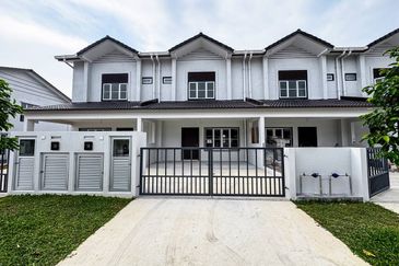 M Senyumia Salak Tinggi