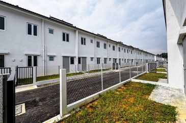 M Senyumia Salak Tinggi