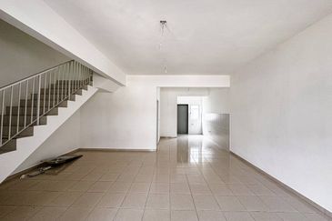 M Senyumia Salak Tinggi