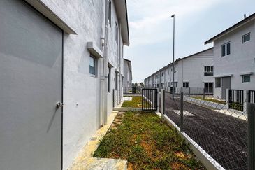 M Senyumia Salak Tinggi