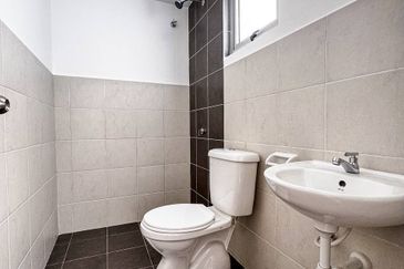 M Senyumia Salak Tinggi