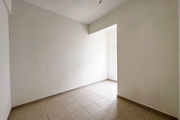 M Senyumia Salak Tinggi