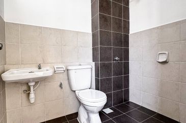 M Senyumia Salak Tinggi