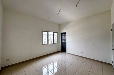 M Senyumia Salak Tinggi