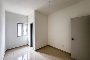 M Senyumia Salak Tinggi