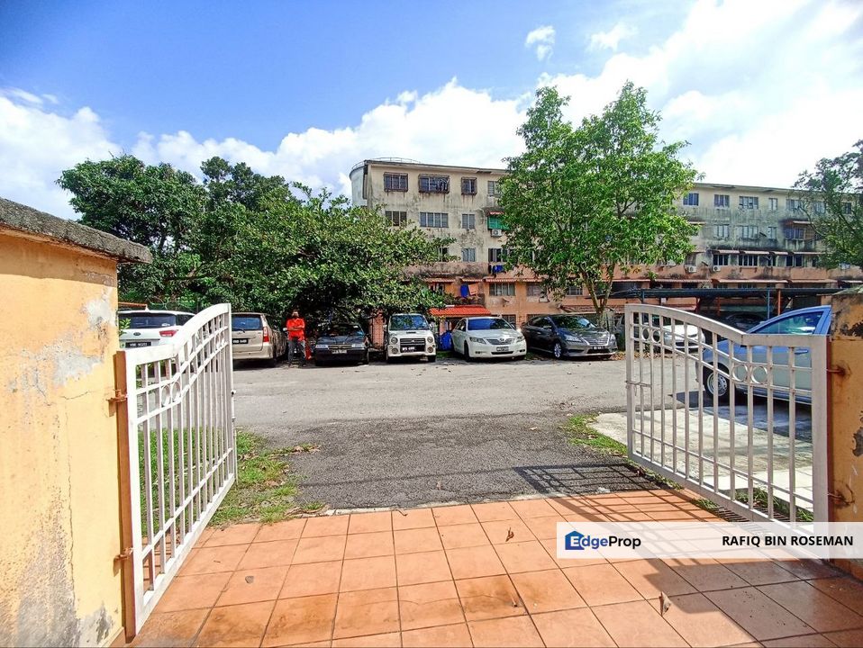 Double Storey Taman Putra Budiman Balakong, Selangor, Balakong