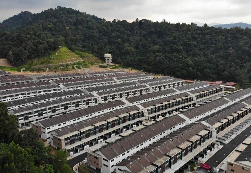 Selayang Spacious 5 Rooms 5 Bathrooms Super Link House FOR SALE. Maximised built-up from 2,824 sqft. Prime Hilltop with Natural Breeze