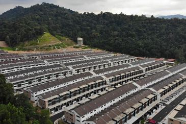 Selayang Spacious 5 Rooms 5 Bathrooms Super Link House FOR SALE. Maximised built-up from 2,824 sqft. Prime Hilltop with Natural Breeze