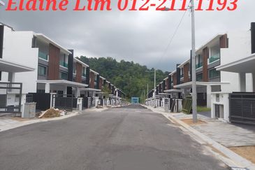 Selayang Spacious 5 Rooms 5 Bathrooms Super Link House FOR SALE. Maximised built-up from 2,824 sqft. Prime Hilltop with Natural Breeze