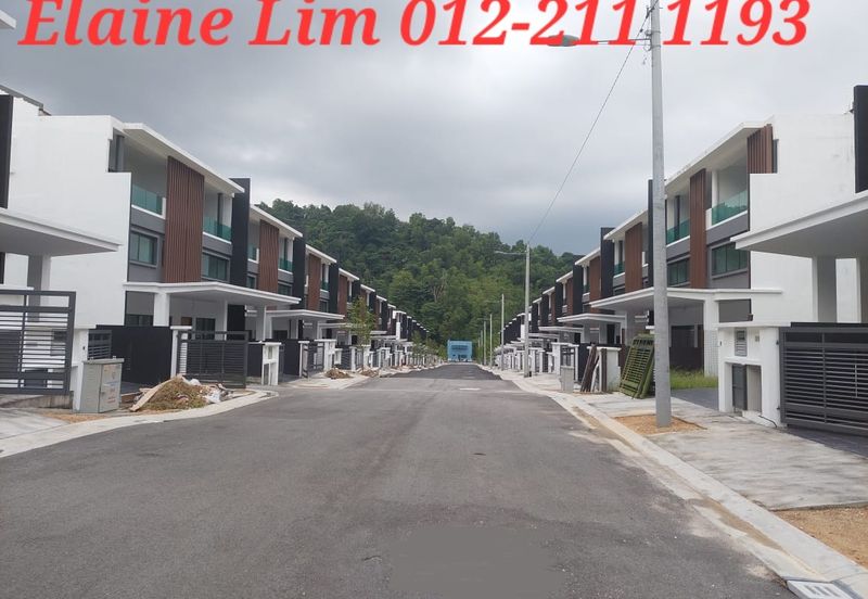 Selayang Spacious 5 Rooms 5 Bathrooms Super Link House FOR SALE. Maximised built-up from 2,824 sqft. Prime Hilltop with Natural Breeze