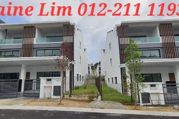 Selayang Spacious 5 Rooms 5 Bathrooms Super Link House FOR SALE. Maximised built-up from 2,824 sqft. Prime Hilltop with Natural Breeze