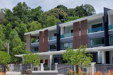 Selayang Spacious 5 Rooms 5 Bathrooms Super Link House FOR SALE. Maximised built-up from 2,824 sqft. Prime Hilltop with Natural Breeze