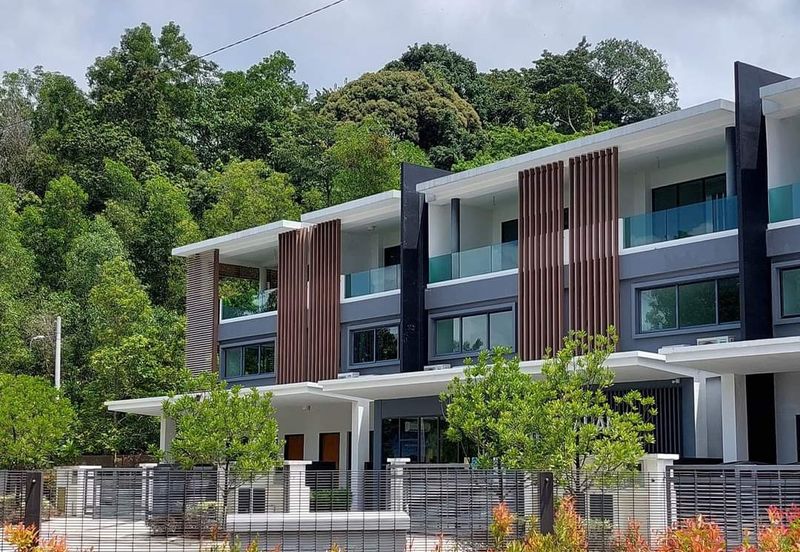 Selayang Spacious 5 Rooms 5 Bathrooms Super Link House FOR SALE. Maximised built-up from 2,824 sqft. Prime Hilltop with Natural Breeze