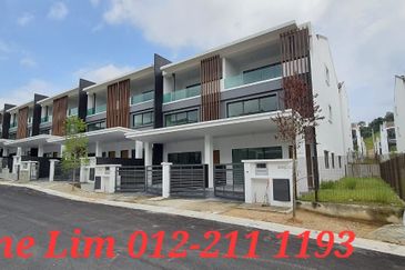 Selayang Spacious 5 Rooms 5 Bathrooms Super Link House FOR SALE. Maximised built-up from 2,824 sqft. Prime Hilltop with Natural Breeze
