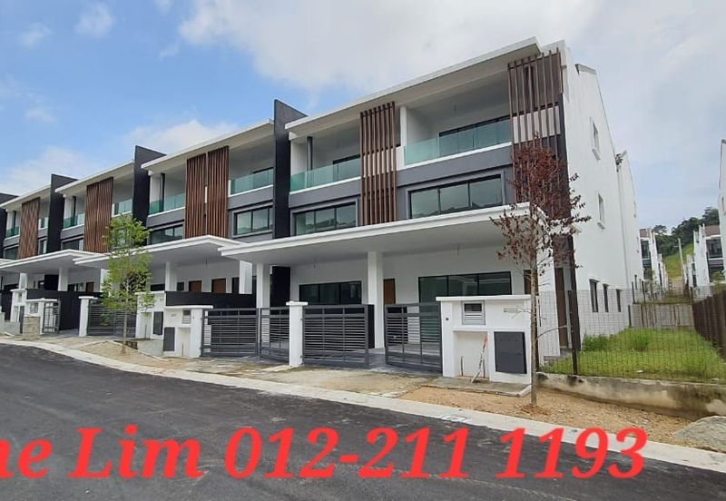 Selayang Spacious 5 Rooms 5 Bathrooms Super Link House FOR SALE. Maximised built-up from 2,824 sqft. Prime Hilltop with Natural Breeze