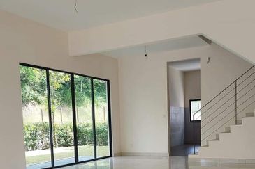 Selayang Spacious 5 Rooms 5 Bathrooms Super Link House FOR SALE. Maximised built-up from 2,824 sqft. Prime Hilltop with Natural Breeze