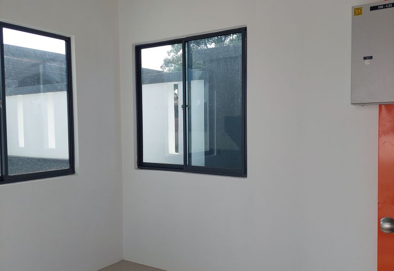 Rawang Single Storey Detached Factory with 2 storey Office For Sale. Easy access to LATAR, GUTHRIE, NORTH SOUTH HIGHWAY.