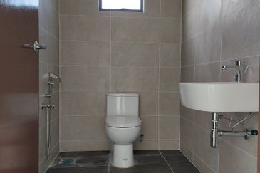 Rawang Single Storey Detached Factory with 2 storey Office For Sale. Easy access to LATAR, GUTHRIE, NORTH SOUTH HIGHWAY.