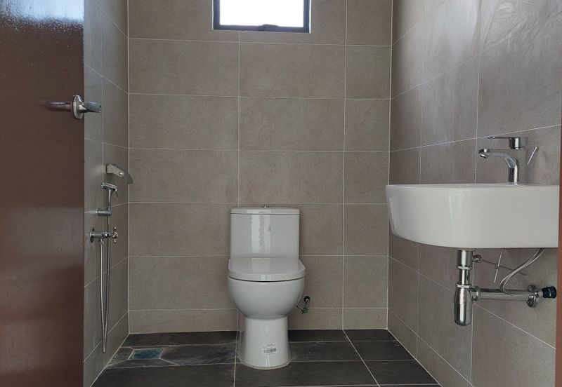 Rawang Single Storey Detached Factory with 2 storey Office For Sale. Easy access to LATAR, GUTHRIE, NORTH SOUTH HIGHWAY.