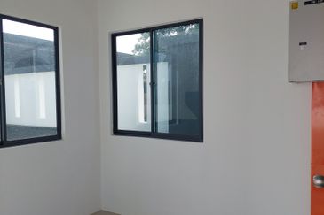 Rawang Single Storey Detached Factory with 2 storey Office For Sale. Easy access to LATAR, GUTHRIE, NORTH SOUTH HIGHWAY.