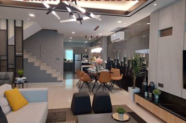 Selayang Spacious 5 Rooms 5 Bathrooms Super Link House FOR SALE. Maximised built-up from 2,824 sqft. Prime Hilltop with Natural Breeze