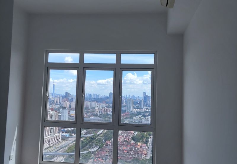 Jalan Ipoh Ecosky Residence Condo To Let. Cover Link Bridge to Commercial Hub , KTM & Bus Station.  